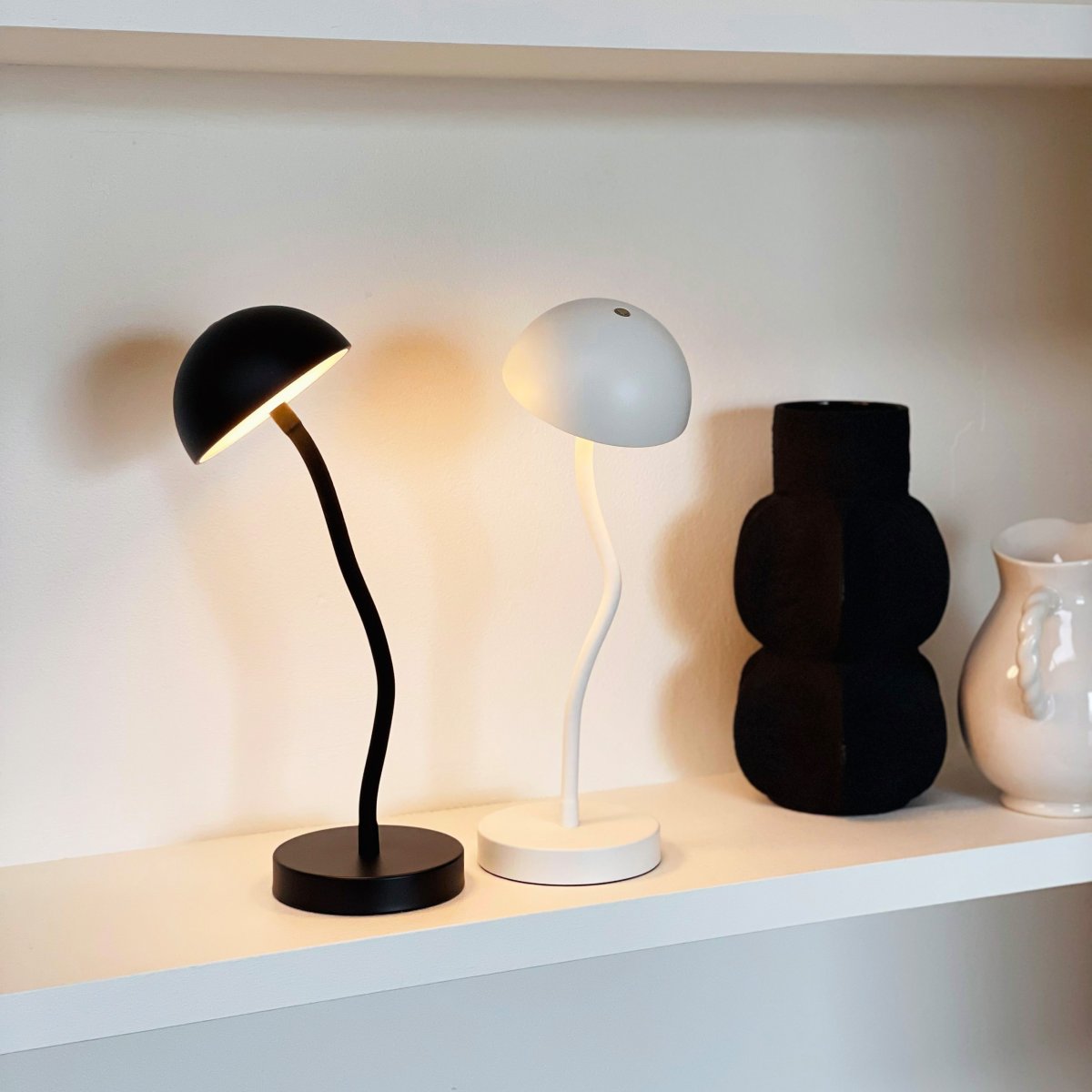 Fonzy 38cm Wit Draagbare Van Dyberg Larsen - Fonzy bordslampa &auml;r b&aring;de rolig och praktisk, och dess flexibilitet g&ouml;r den till ett perfekt val f&ouml;r den som vill ha en lampa som &auml;r b&aring;de funktionell och stilren.