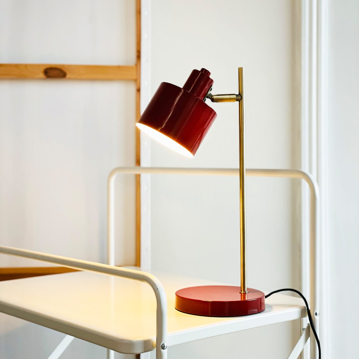 Ocean 43cm ROOD bureaulamp Van Dyberg Larsen - Med sin retrostil och moderna inslag &auml;r den en stilfull inredningsdetalj som passar perfekt i sovrummet eller som indirekt ljusk&auml;lla i vardagsrummet.
