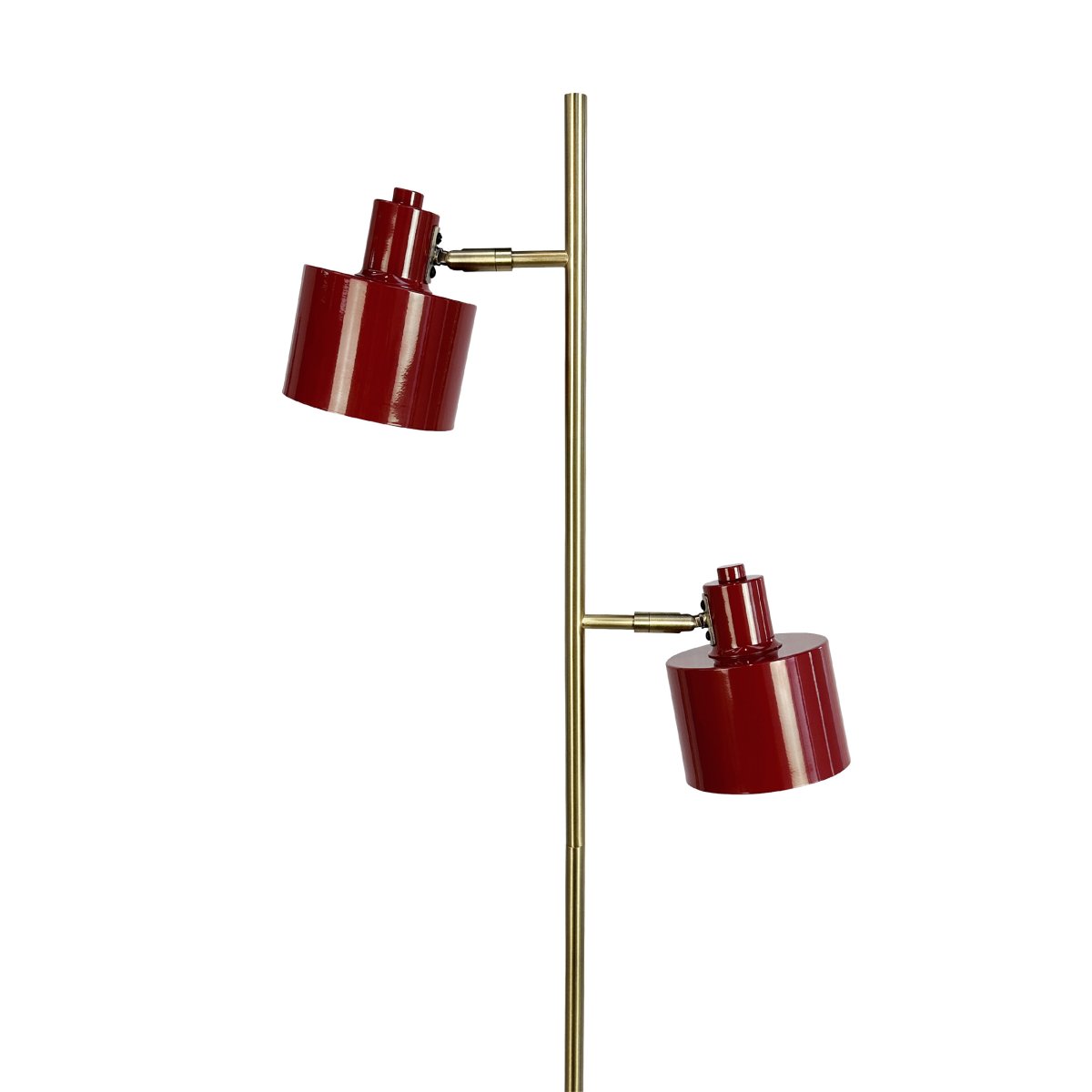 Ocean ROOD vloerlamp Van Dyberg Larsen - Den handpolerade m&auml;ssingsstommen kan luta upp och ner och ger varje lampa en unik f&auml;rgvariation.