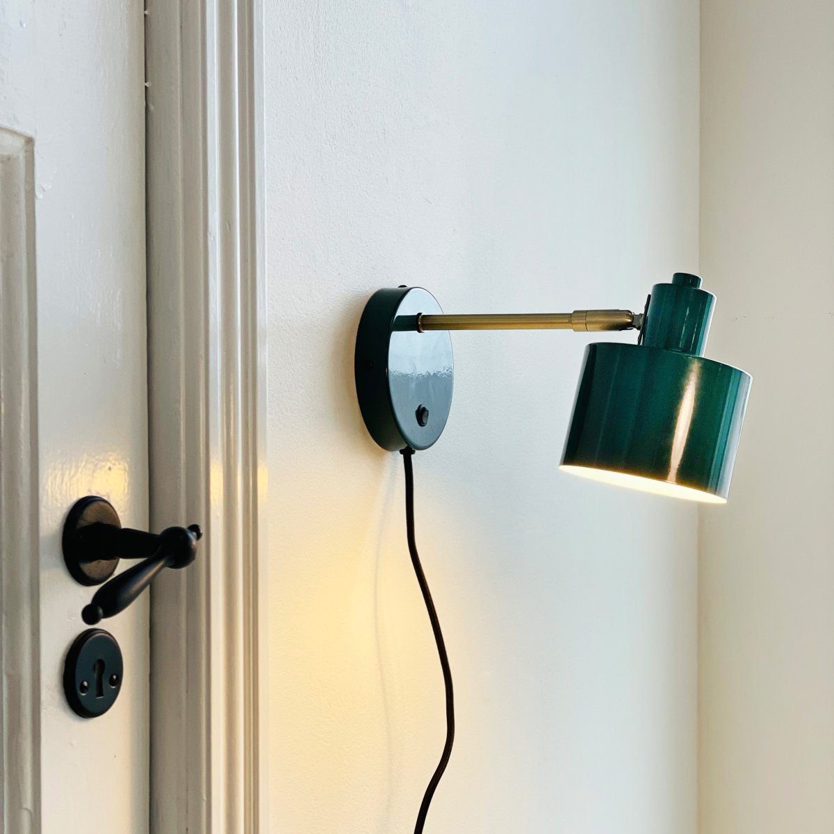 Ocean Groente leeslamp Van Dyberg Larsen - Den &auml;r en dekorativ detalj i hemmet och fungerar som en indirekt ljusk&auml;lla i sovrum, vardagsrum och andra rum.