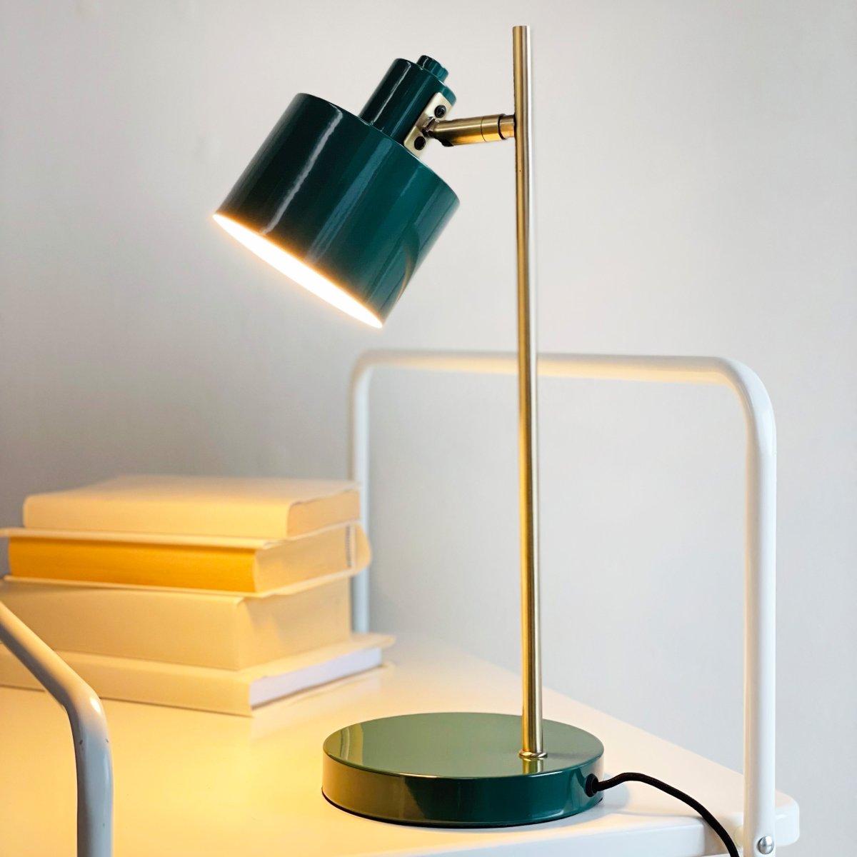 Ocean 43cm Groente bureaulamp Van Dyberg Larsen - Med sin retrostil och moderna inslag &auml;r den en stilfull inredningsdetalj som passar perfekt i sovrummet eller som indirekt ljusk&auml;lla i vardagsrummet.