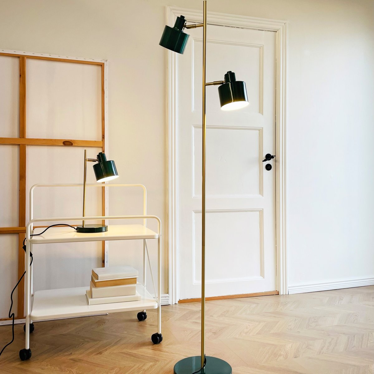 Ocean Groente vloerlamp Van Dyberg Larsen - Den handpolerade m&auml;ssingsstommen kan luta upp och ner och ger varje lampa en unik f&auml;rgvariation.