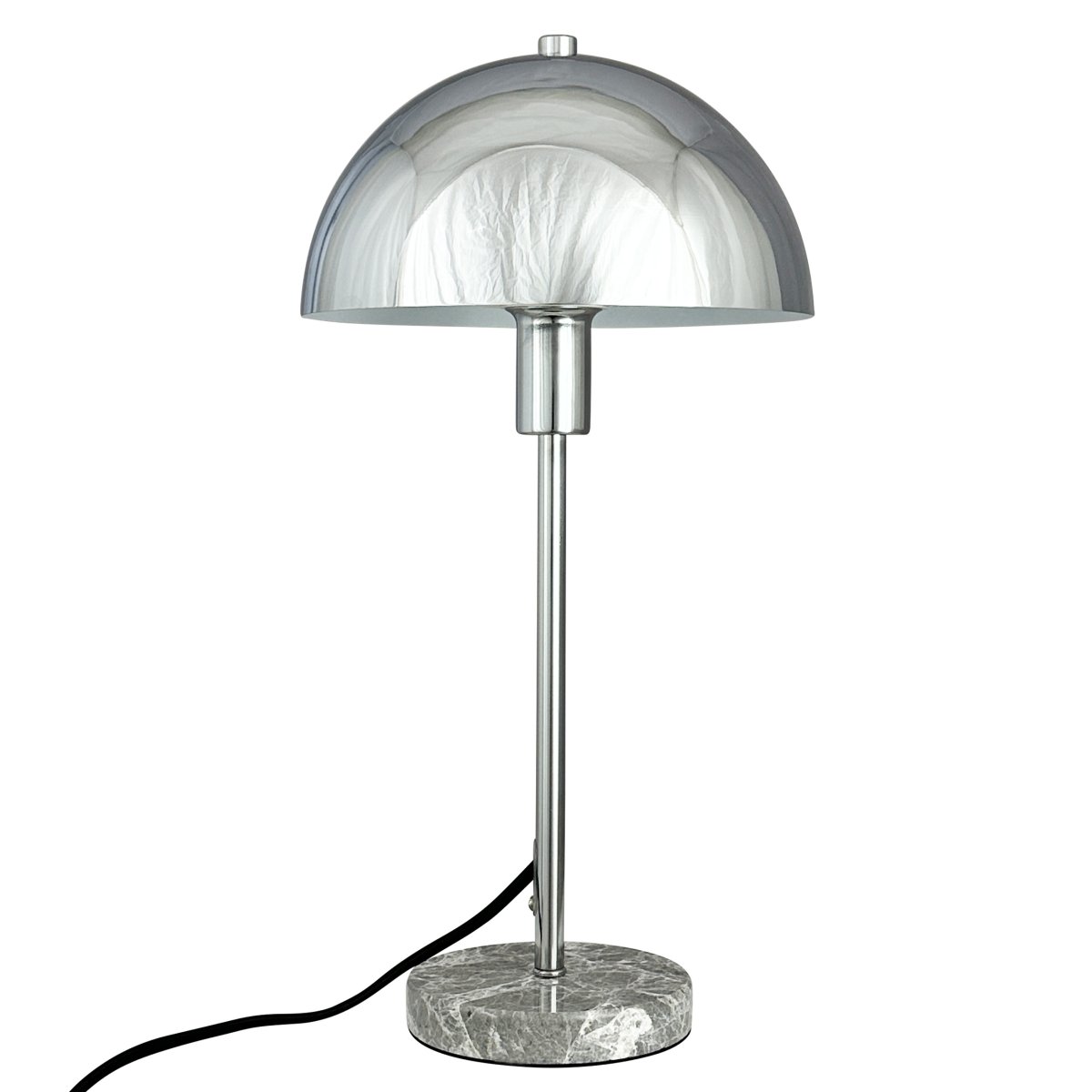 Stockholm 40cm Chroom tafellamp Van Dyberg Larsen - Den solida marmorfoten ger lampan ett exklusivt och tidl&ouml;st uttryck, medan den smala kromramen tillf&ouml;r en l&auml;tt och stilren k&auml;nsla.