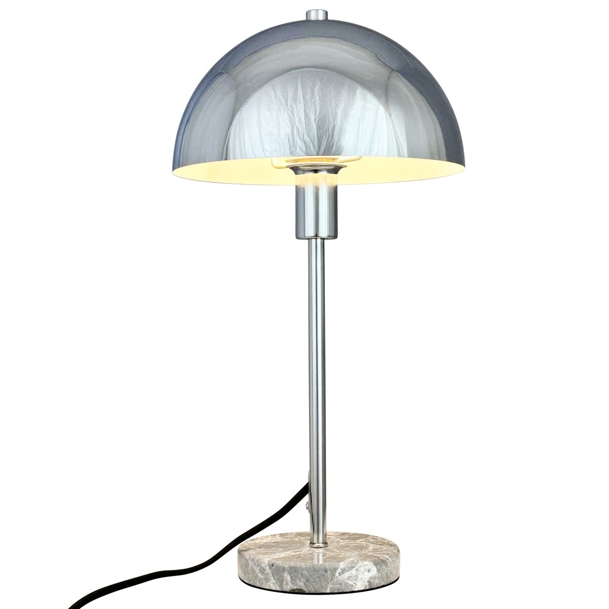 Stockholm 40cm Chroom tafellamp Van Dyberg Larsen - Den solida marmorfoten ger lampan ett exklusivt och tidl&ouml;st uttryck, medan den smala kromramen tillf&ouml;r en l&auml;tt och stilren k&auml;nsla.