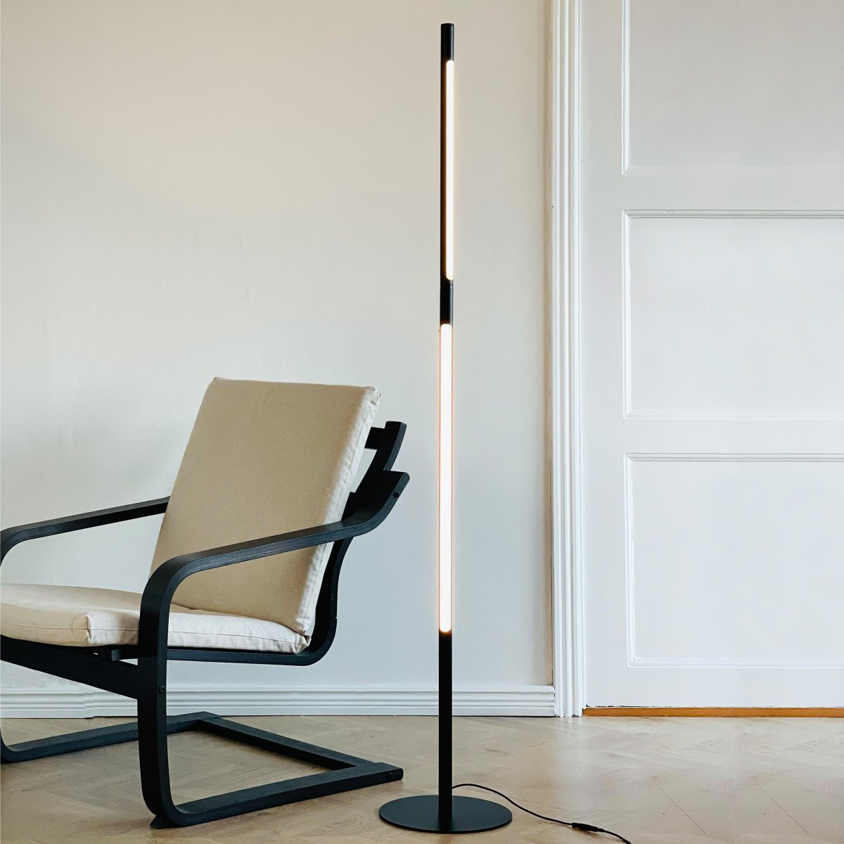 Vagner Zwart vloerlamp Van Dyberg Larsen - Lampan styrs enkelt med en touchfunktion p&aring; toppen, vilket ger en intuitiv och anv&auml;ndarv&auml;nlig upplevelse.