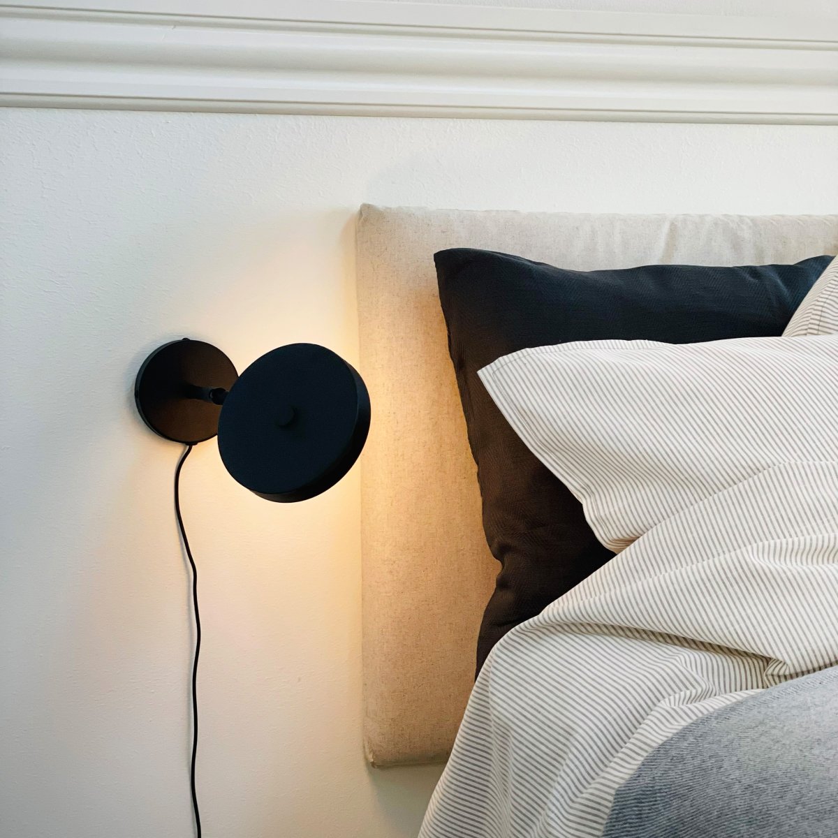 Starlight Zwart leeslamp Van Dyberg Larsen - En stilren och praktisk v&auml;gglampa &ndash; perfekt vid s&auml;ngen i sovrummet eller som st&auml;mningsbelysning i vardagsrummet eller hallen.