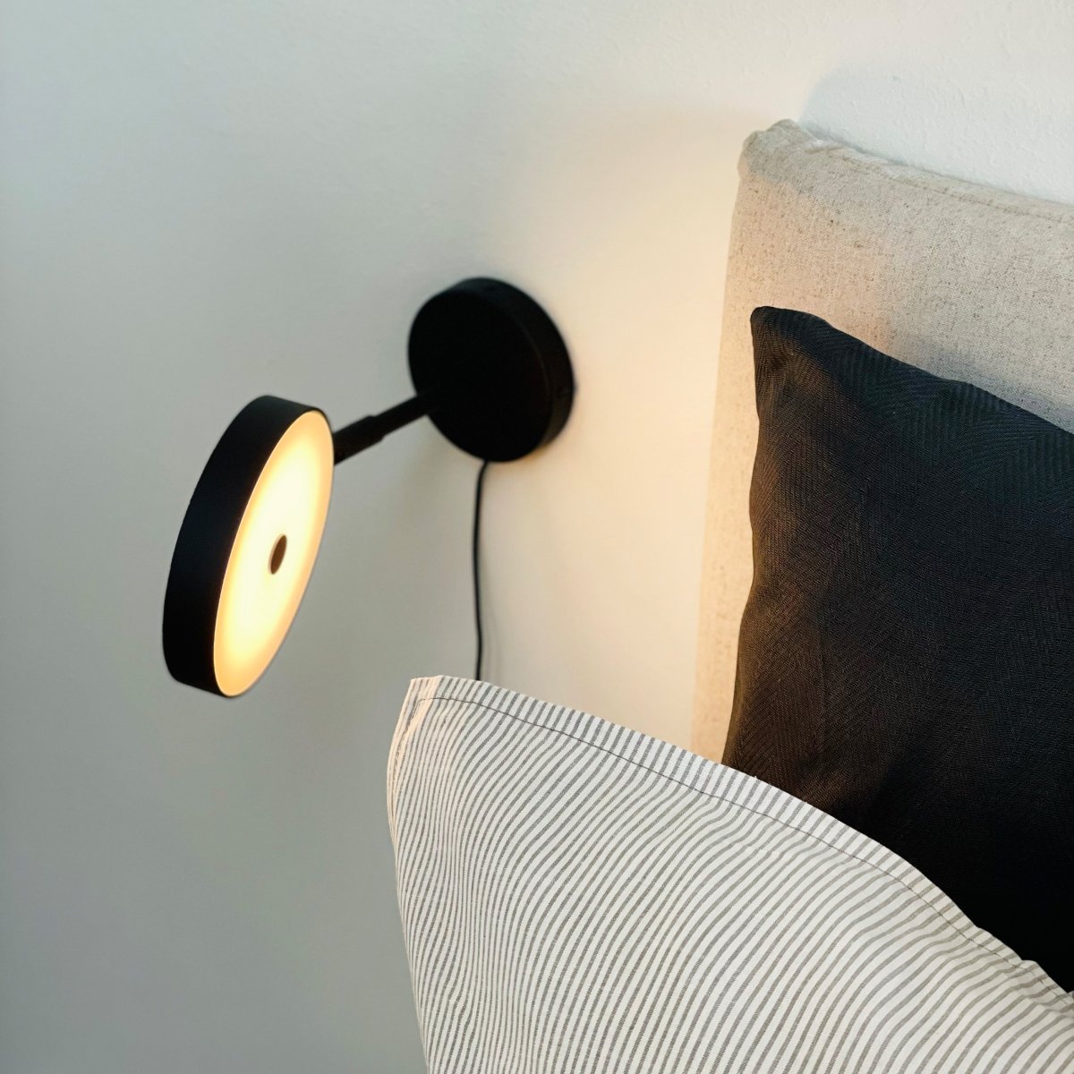 Starlight Zwart leeslamp Van Dyberg Larsen - En stilren och praktisk v&auml;gglampa &ndash; perfekt vid s&auml;ngen i sovrummet eller som st&auml;mningsbelysning i vardagsrummet eller hallen.