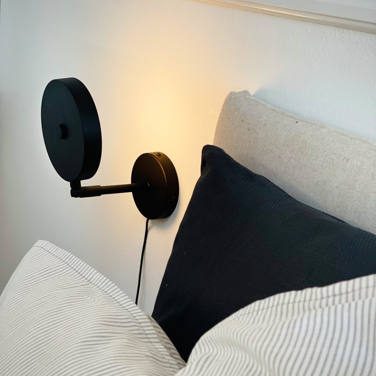 Starlight Zwart leeslamp Van Dyberg Larsen - En stilren och praktisk v&auml;gglampa &ndash; perfekt vid s&auml;ngen i sovrummet eller som st&auml;mningsbelysning i vardagsrummet eller hallen.