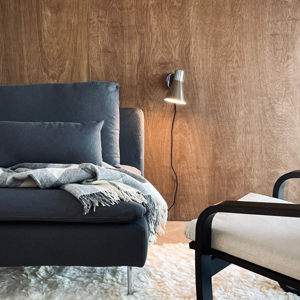 DL12 Chroom leeslamp Van Dyberg Larsen - Den blanka kromfinishen ger en exklusiv touch till inredningen och skapar ett rent och sofistikerat utseende.