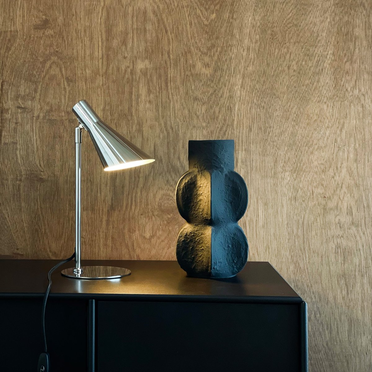 DL12 Mini 40cm Chroom bureaulamp Van Dyberg Larsen - De DL12 Mini tafellamp in chroom is een moderne lamp met een tijdloos design.