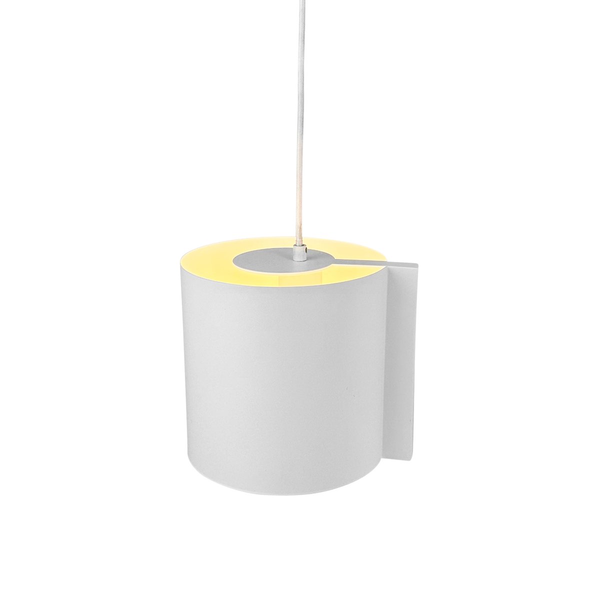 Wum Ø18 Wit hanglamp Van Dyberg Larsen - Tillverkad i metall med en varmvit finish och en 2 meter l&aring;ng vit tygsladd, &auml;r Wum en perfekt balans mellan funktion och design.