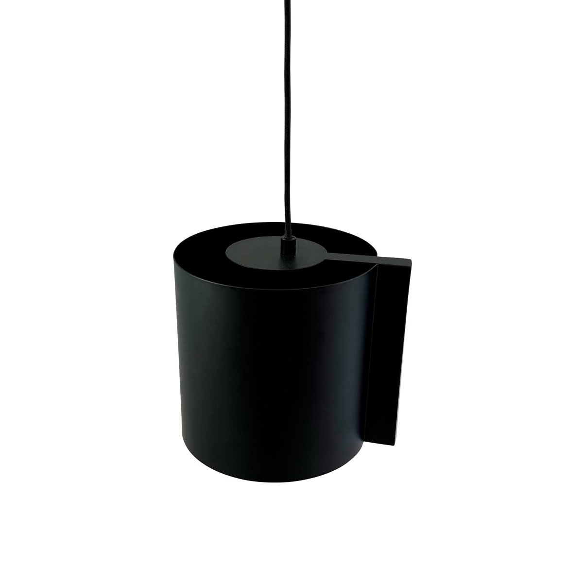 Wum Ø18 Zwart hanglamp Van Dyberg Larsen - Tillverkad i metall med en mattsvart finish och en 2 meter l&aring;ng svart tygsladd, &auml;r Wum en perfekt balans mellan funktion och design.