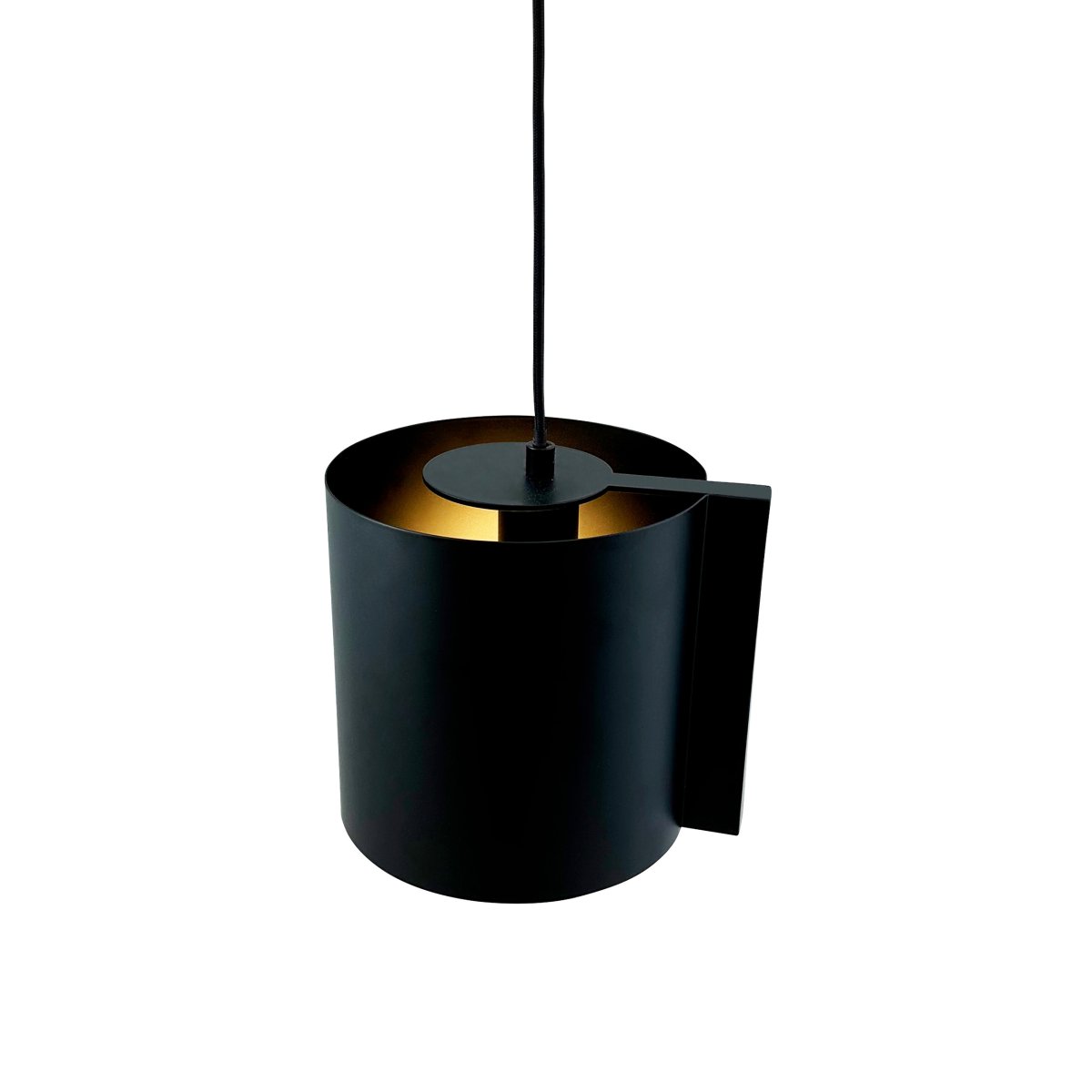 Wum Ø18 Zwart hanglamp Van Dyberg Larsen - Tillverkad i metall med en mattsvart finish och en 2 meter l&aring;ng svart tygsladd, &auml;r Wum en perfekt balans mellan funktion och design.