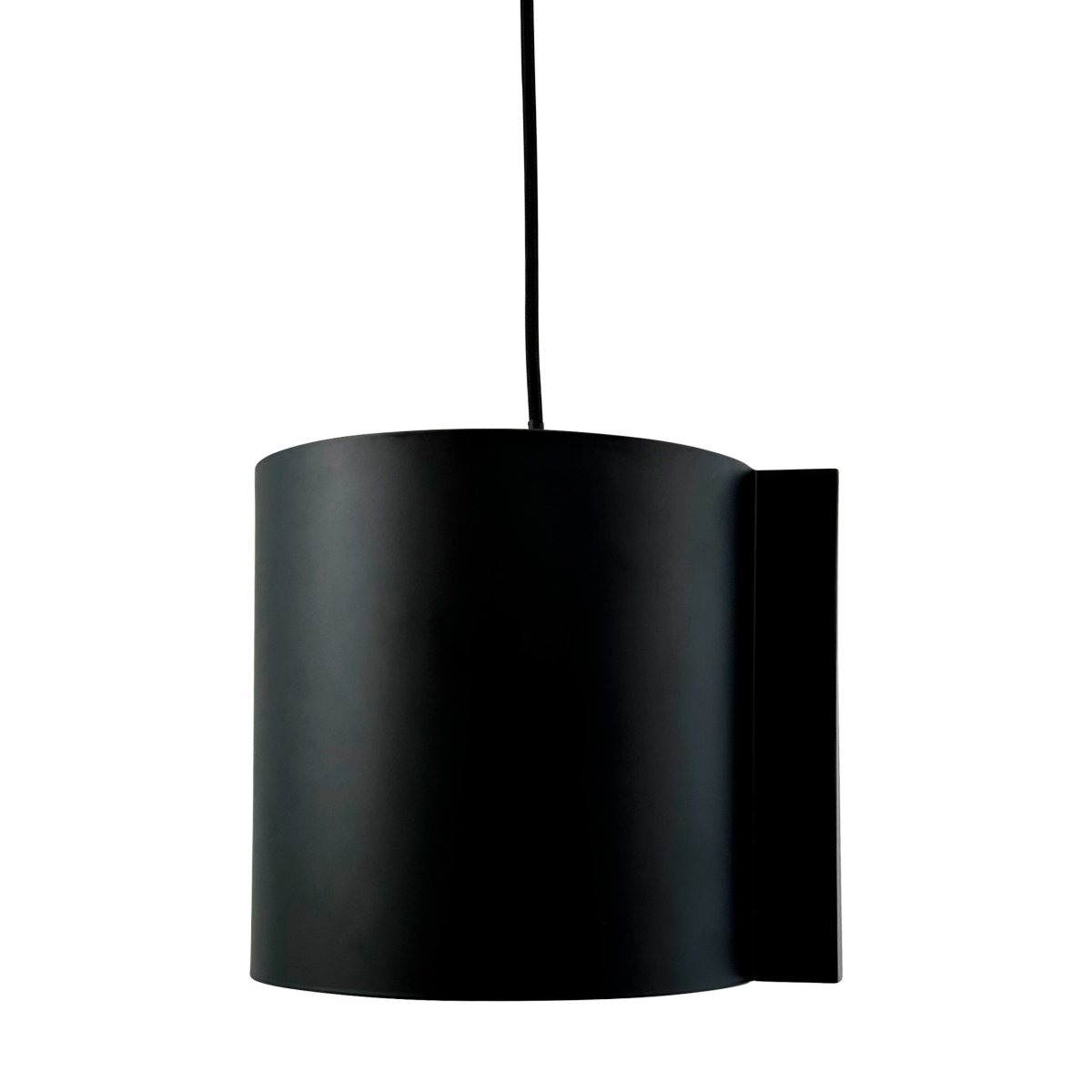 Wum Ø18 Zwart hanglamp Van Dyberg Larsen - Tillverkad i metall med en mattsvart finish och en 2 meter l&aring;ng svart tygsladd, &auml;r Wum en perfekt balans mellan funktion och design.