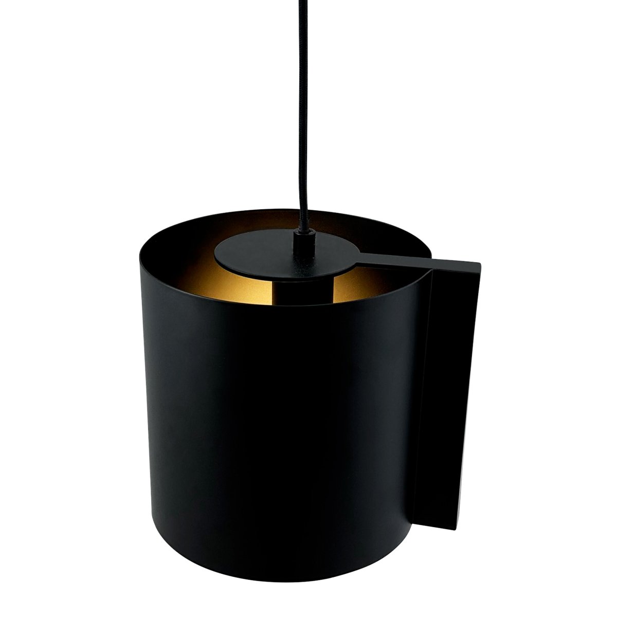 Wum Ø23 Zwart hanglamp Van Dyberg Larsen - Tillverkad i metall med en mattsvart finish och en 2 meter l&aring;ng svart tygsladd, &auml;r Wum en perfekt balans mellan funktion och design.
