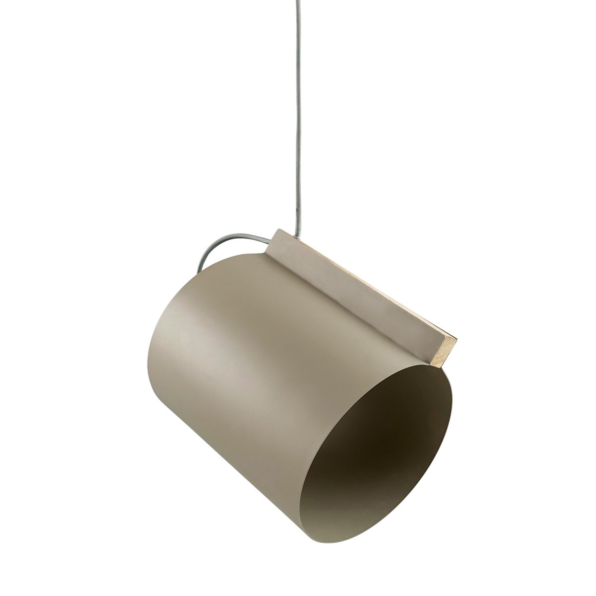 Wum Ø23 Mat grijs hanglamp Van Dyberg Larsen - Tillverkad i metall med en mattgr&aring; finish och en 2 meter l&aring;ng gr&aring; tygsladd, &auml;r Wum en perfekt balans mellan funktion och design.