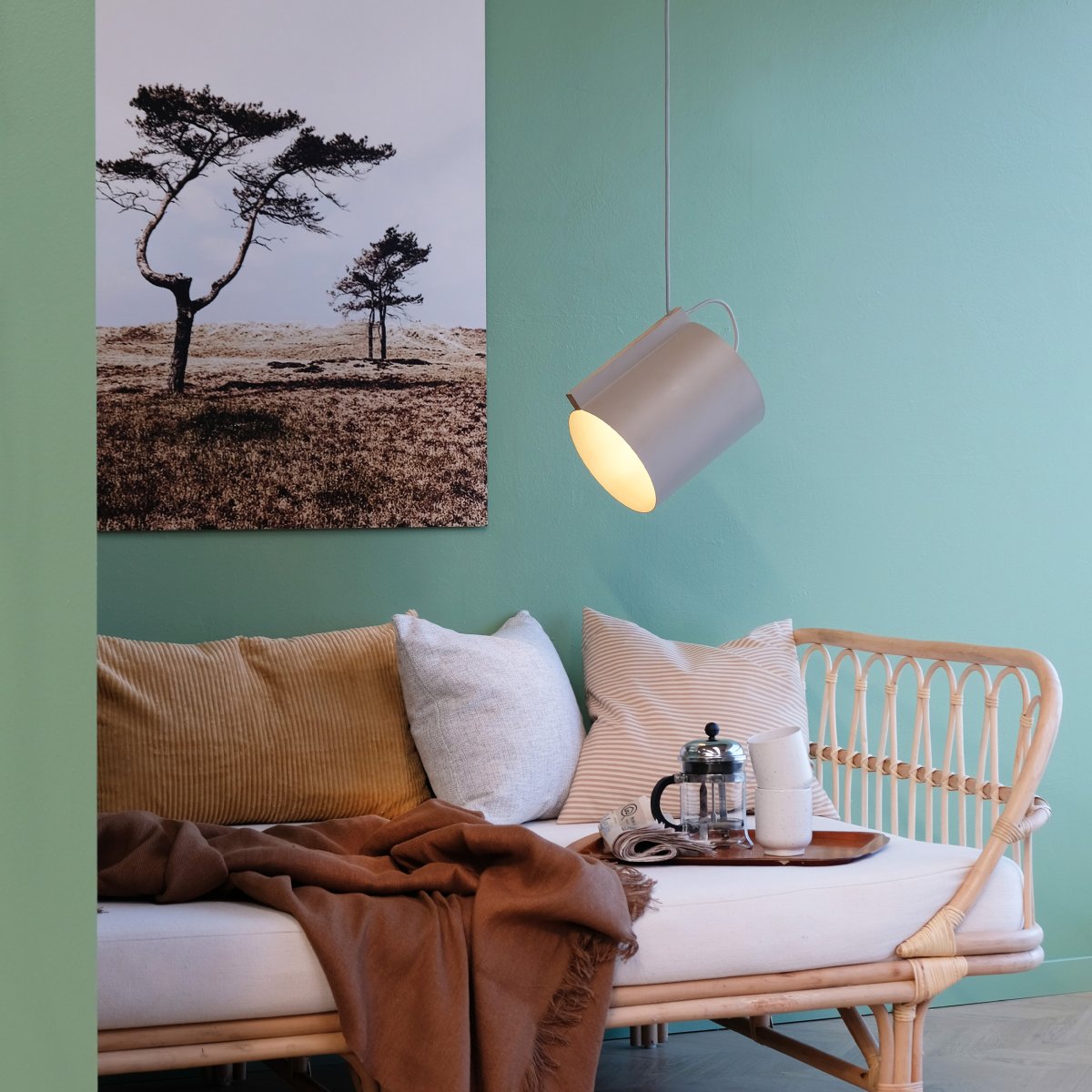 Wum Ø23 Mat grijs hanglamp Van Dyberg Larsen - Tillverkad i metall med en mattgr&aring; finish och en 2 meter l&aring;ng gr&aring; tygsladd, &auml;r Wum en perfekt balans mellan funktion och design.