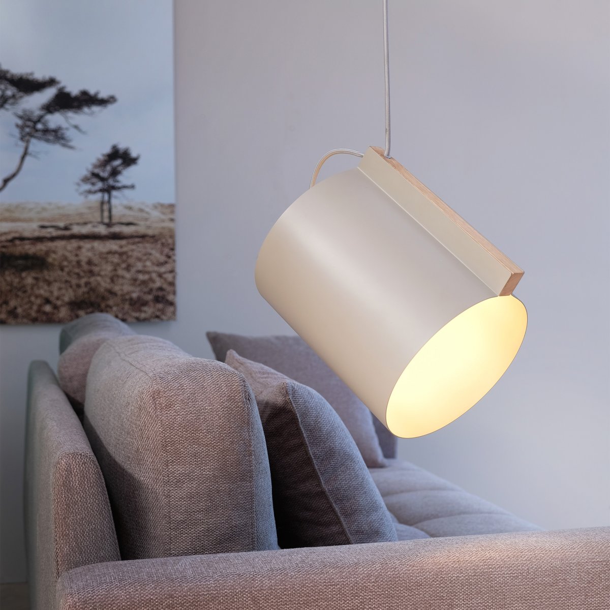 Wum Ø23 Mat grijs hanglamp Van Dyberg Larsen - Tillverkad i metall med en mattgr&aring; finish och en 2 meter l&aring;ng gr&aring; tygsladd, &auml;r Wum en perfekt balans mellan funktion och design.