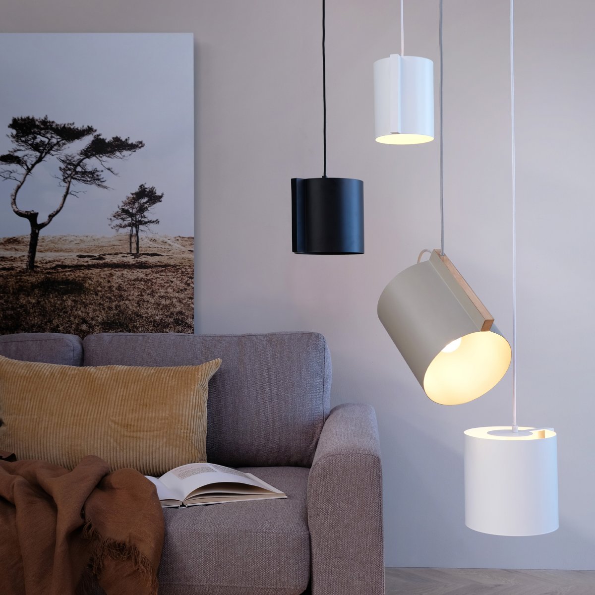 Wum Ø23 Mat grijs hanglamp Van Dyberg Larsen - Tillverkad i metall med en mattgr&aring; finish och en 2 meter l&aring;ng gr&aring; tygsladd, &auml;r Wum en perfekt balans mellan funktion och design.