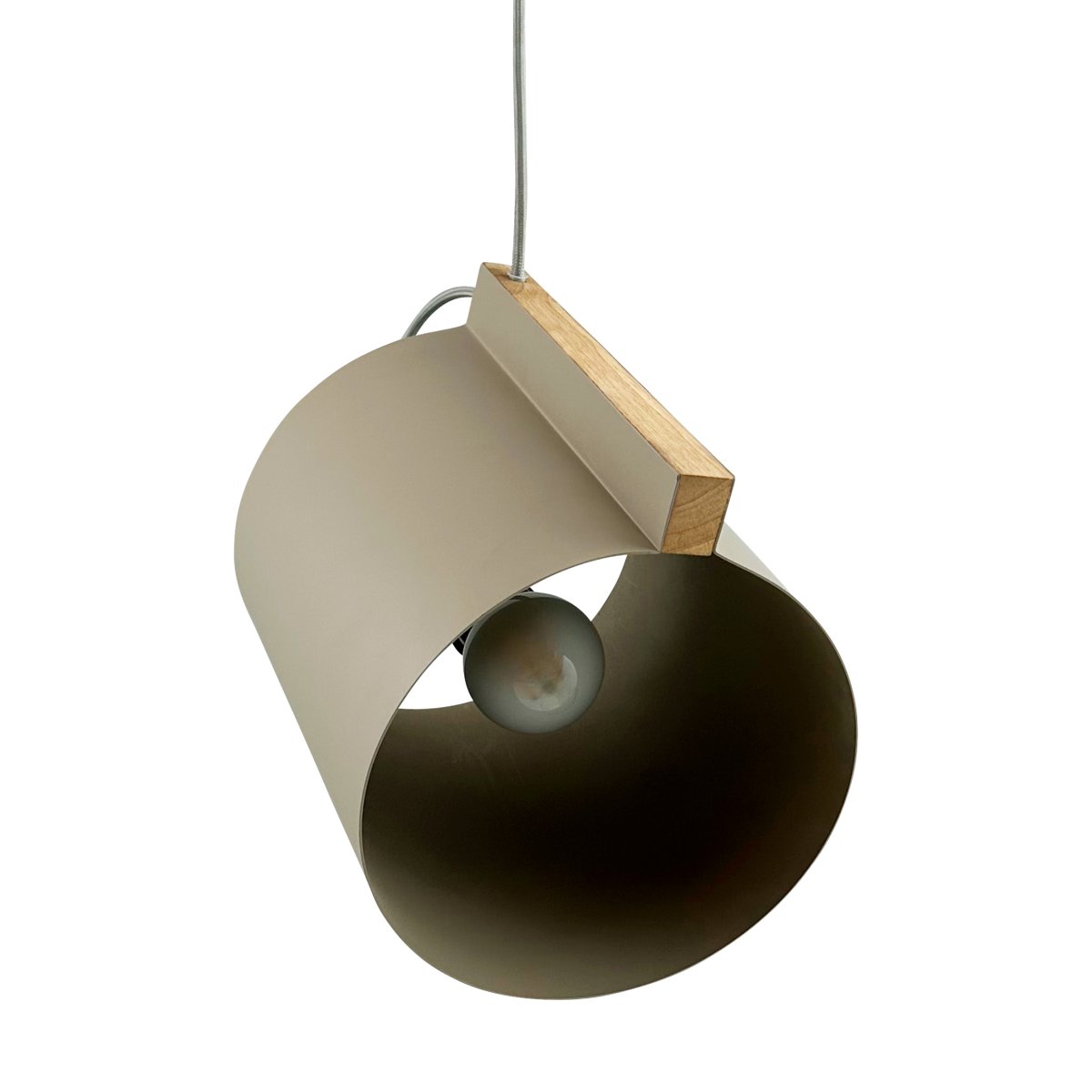 Wum Ø23 Mat grijs hanglamp Van Dyberg Larsen - Tillverkad i metall med en mattgr&aring; finish och en 2 meter l&aring;ng gr&aring; tygsladd, &auml;r Wum en perfekt balans mellan funktion och design.