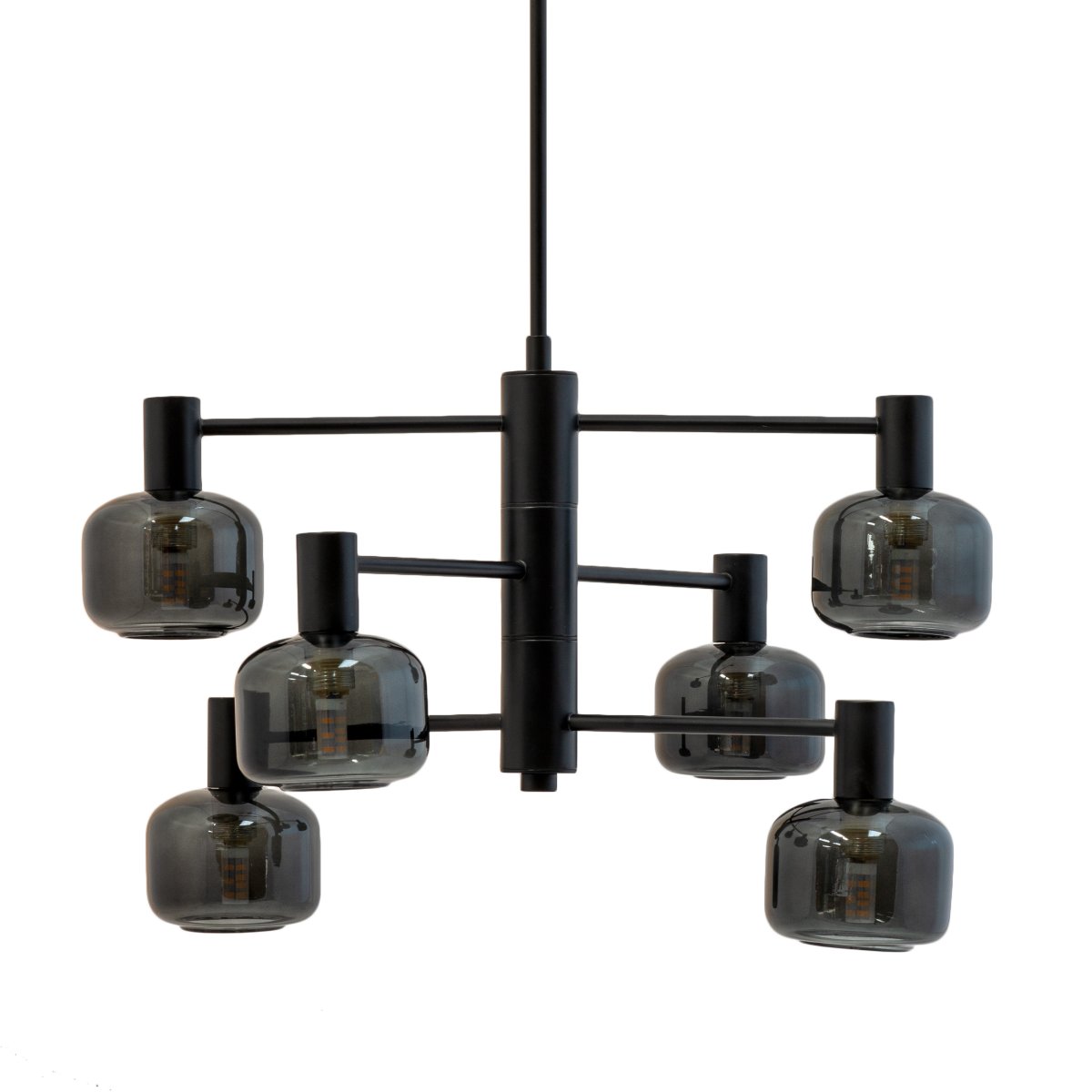 Arp Ø50 Zwart hanglamp Van Dyberg Larsen - Creëer de perfecte balans tussen vorm en functie met de Arp-kroonluchter, die is voorzien van 6 prachtige glazen kappen van gerookt glas en een elegante zwarte ophanging.