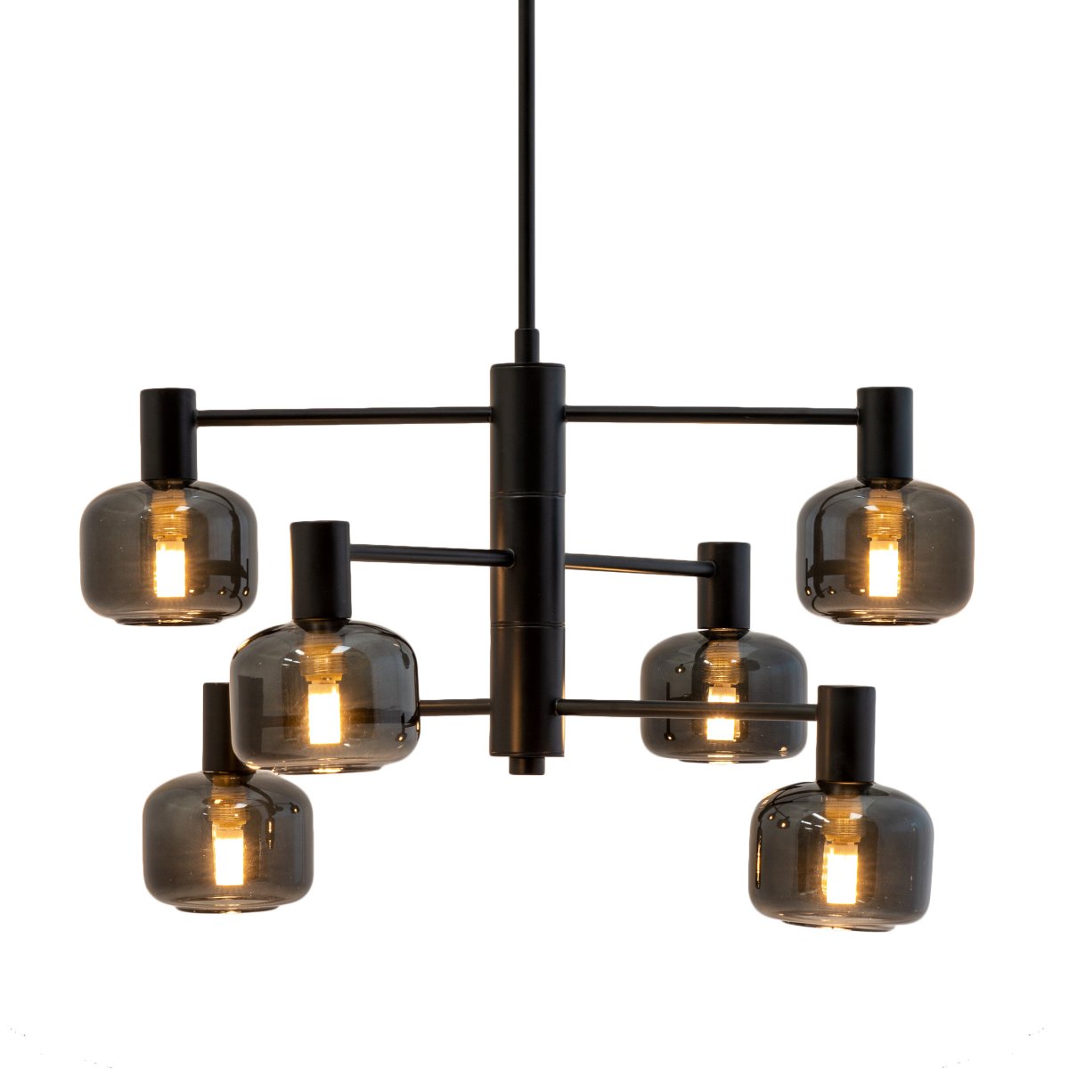 Arp Ø50 Zwart hanglamp Van Dyberg Larsen - Creëer de perfecte balans tussen vorm en functie met de Arp-kroonluchter, die is voorzien van 6 prachtige glazen kappen van gerookt glas en een elegante zwarte ophanging.