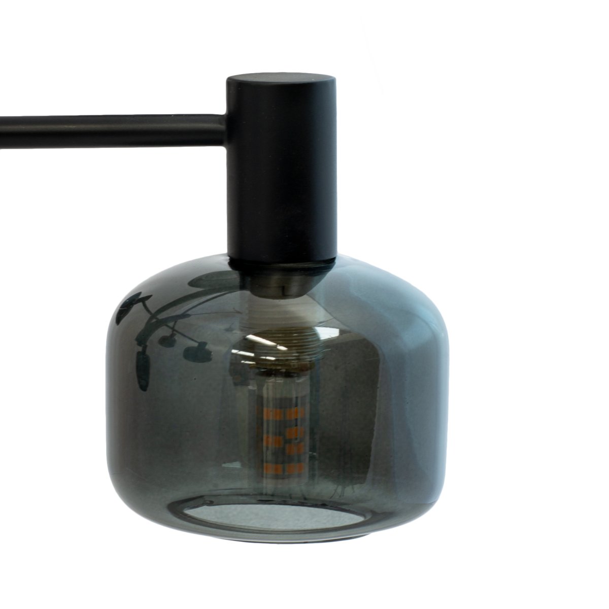 Arp Ø50 Zwart hanglamp Van Dyberg Larsen - Creëer de perfecte balans tussen vorm en functie met de Arp-kroonluchter, die is voorzien van 6 prachtige glazen kappen van gerookt glas en een elegante zwarte ophanging.