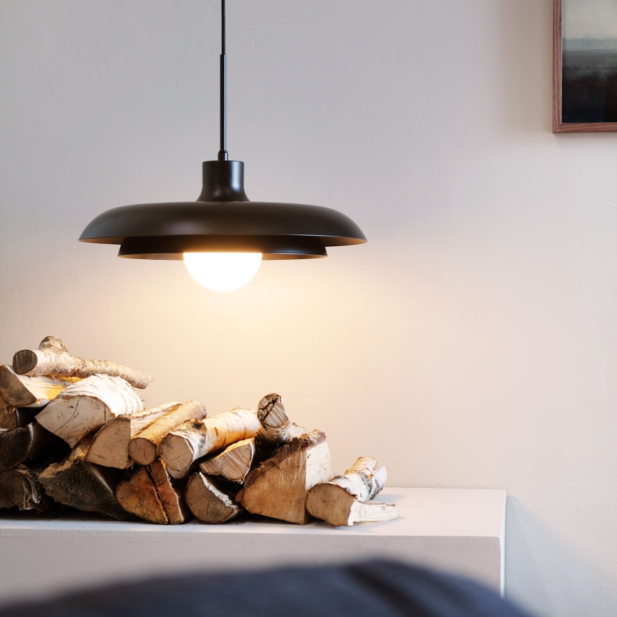 Ava Ø44 Zwart hanglamp Van Dyberg Larsen - De Ava hanglamp in zwart metaal met een glazen koepel combineert een moderne look met tijdloos design.