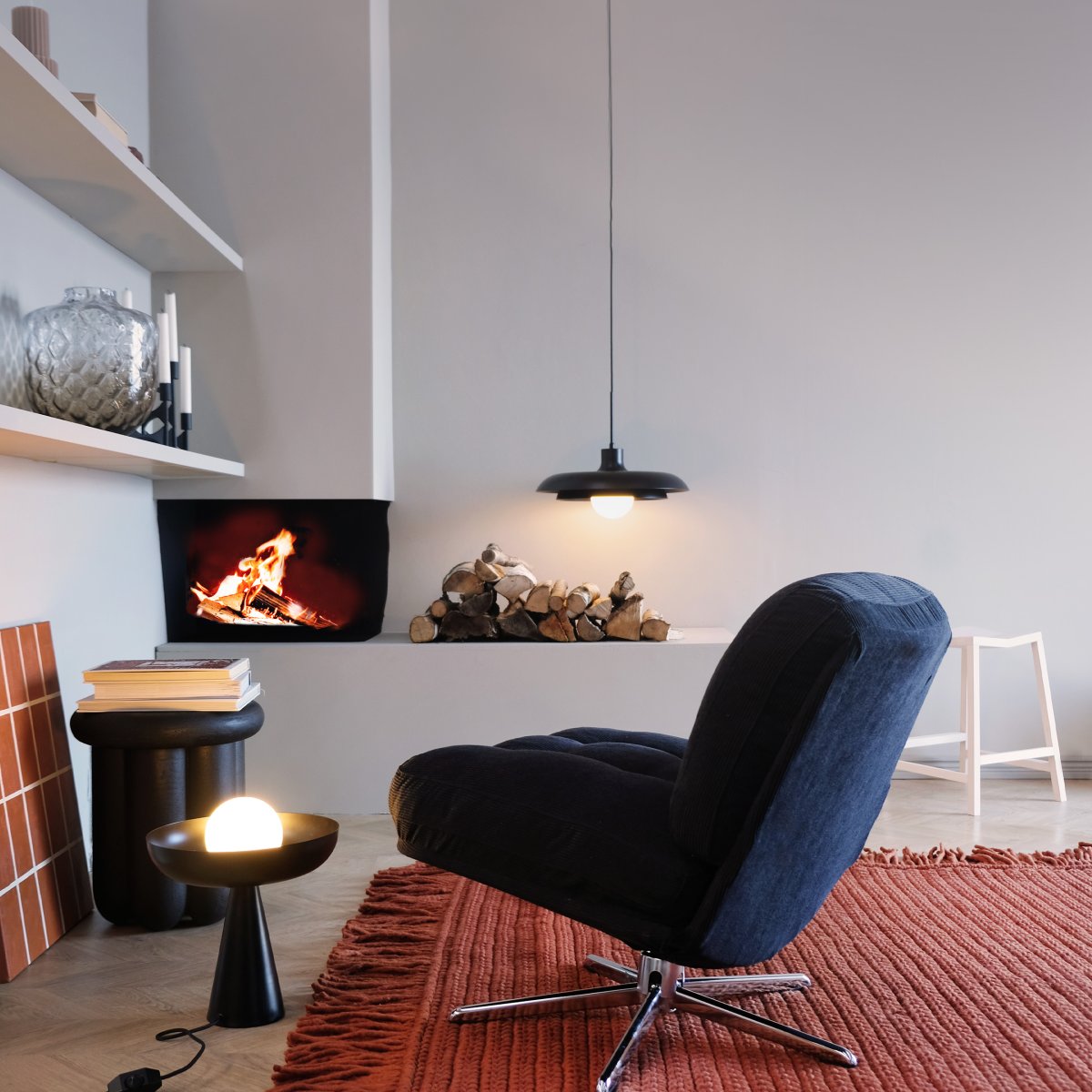 Ava Ø44 Zwart hanglamp Van Dyberg Larsen - De Ava hanglamp in zwart metaal met een glazen koepel combineert een moderne look met tijdloos design.