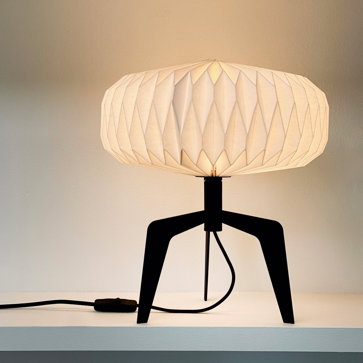 Ventnor 34cm Zwart tafellamp Van Dyberg Larsen - De Ventnor tafellamp met papieren kap combineert eenvoud en duurzaamheid in een prachtige verlichtingsoplossing.