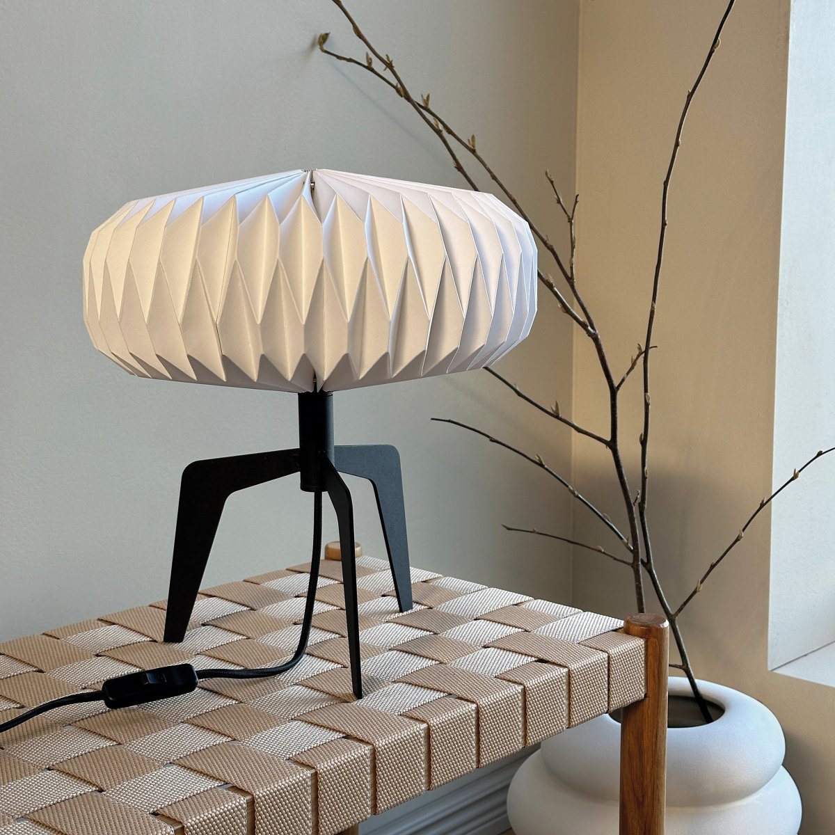 Ventnor 34cm Zwart tafellamp Van Dyberg Larsen - De Ventnor tafellamp met papieren kap combineert eenvoud en duurzaamheid in een prachtige verlichtingsoplossing.