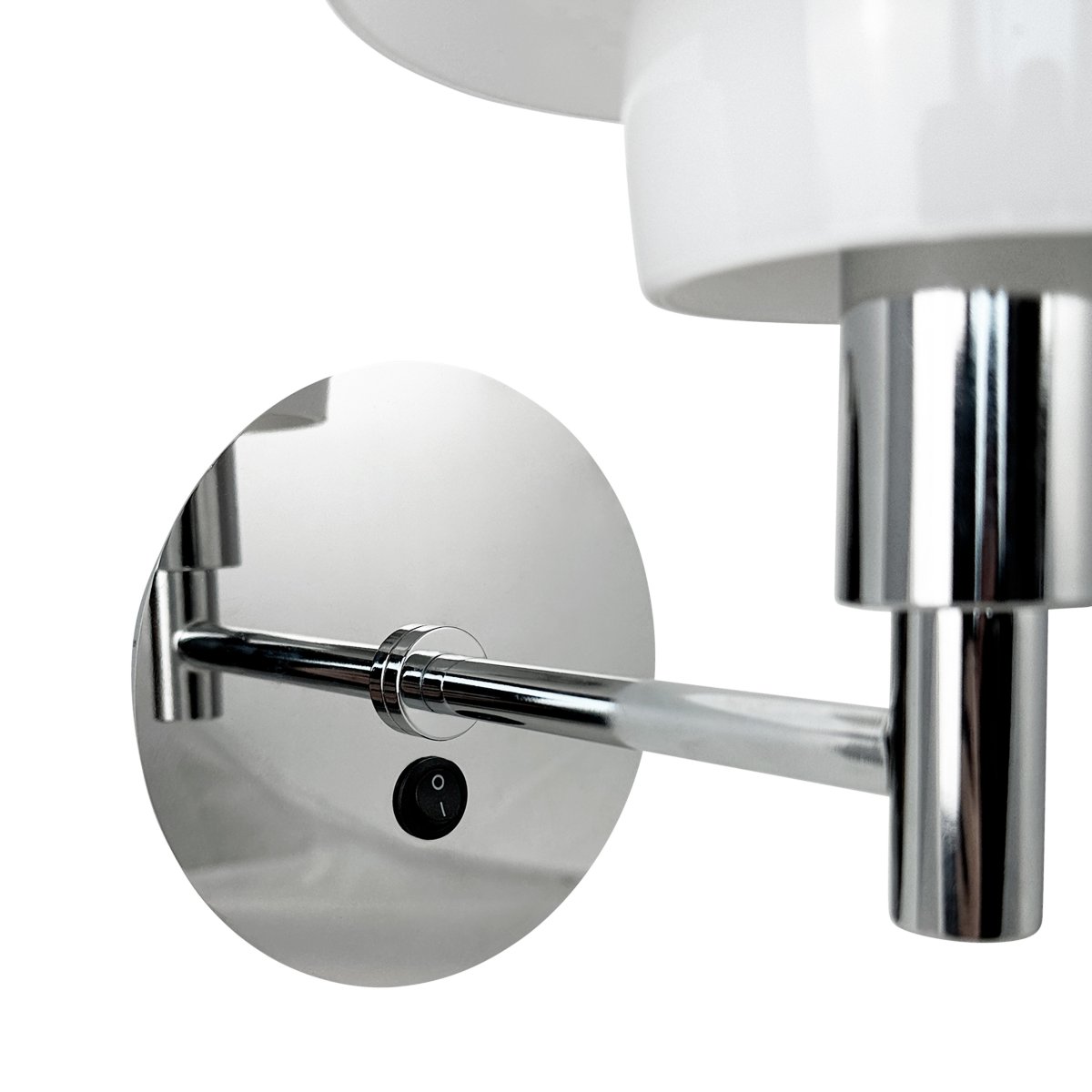 Morph Ø20 Chroom wandlamp Van Dyberg Larsen - Deze lamp creëert een klassieke en mooie Scandinavische stijl en past met zijn tijdloze design perfect in woonkamers, slaapkamers en kantoren.