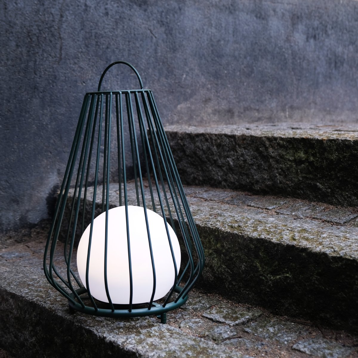 Evesham 48cm Groente Draagbare Van Dyberg Larsen - Den stiliga gr&ouml;na f&auml;rgen ger ett naturligt och i&ouml;gonfallande inslag i utomhusmilj&ouml;n och bidrar till en inbjudande atmosf&auml;r p&aring; kv&auml;llen.