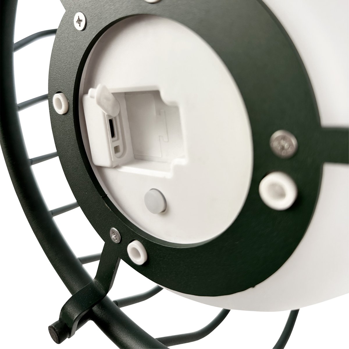 Evesham 48cm Groente Draagbare Van Dyberg Larsen - Den stiliga gr&ouml;na f&auml;rgen ger ett naturligt och i&ouml;gonfallande inslag i utomhusmilj&ouml;n och bidrar till en inbjudande atmosf&auml;r p&aring; kv&auml;llen.