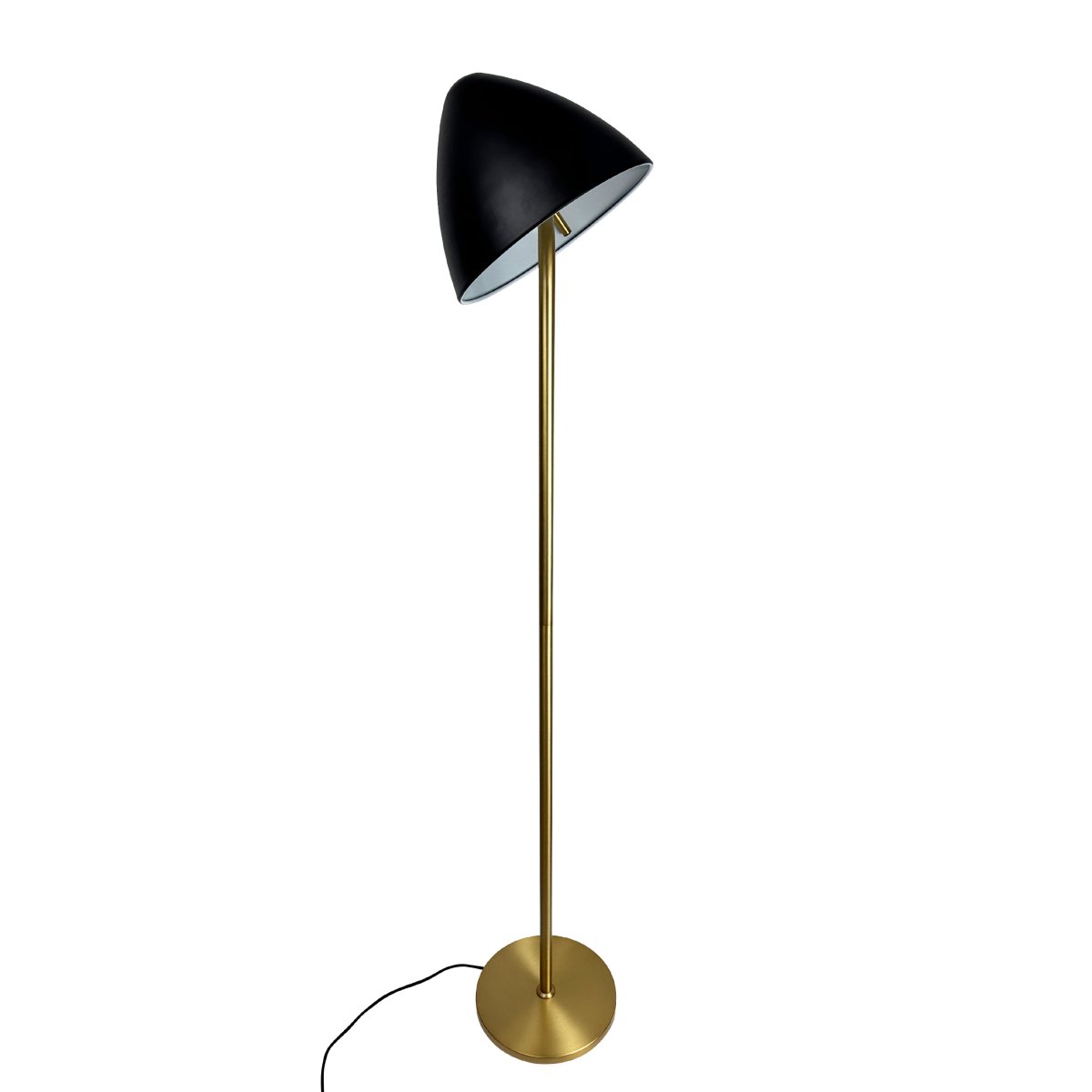 Oulu Messing vloerlamp Van Dyberg Larsen - De OULU vloerlamp in het zwart met messing details geeft uw huis een moderne en verfijnde toets.