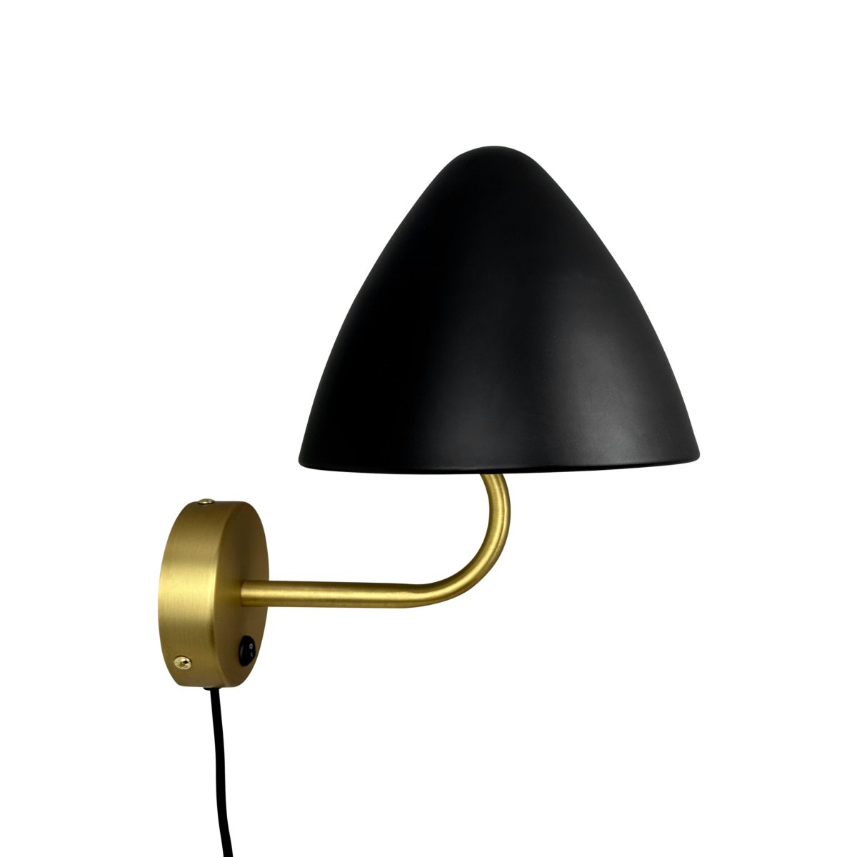 Oulu Ø20 Messing wandlamp Van Dyberg Larsen - De OULU wandlamp in het zwart met messing details voegt een moderne en verfijnde toets toe aan uw huis.