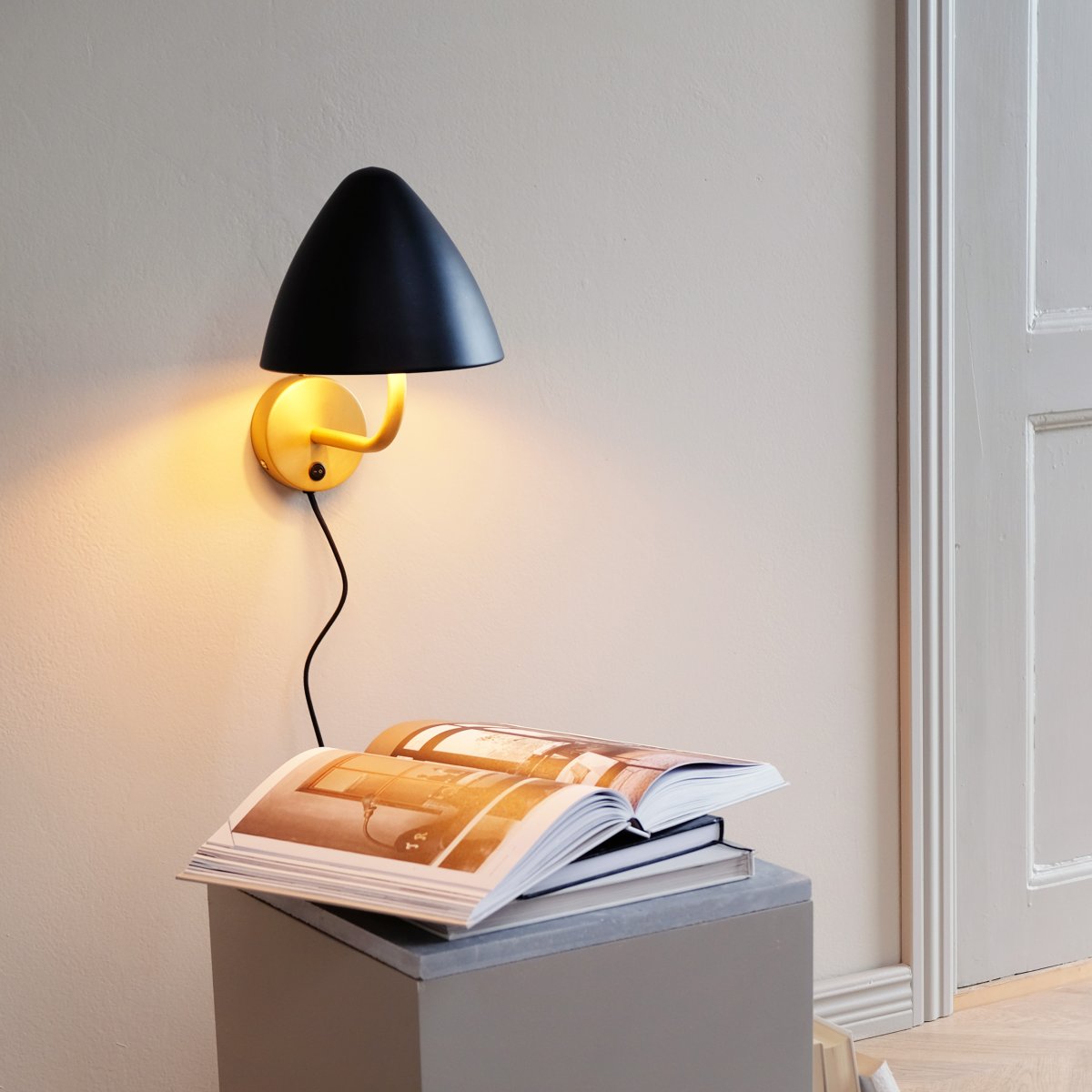Oulu Ø20 Messing wandlamp Van Dyberg Larsen - De OULU wandlamp in het zwart met messing details voegt een moderne en verfijnde toets toe aan uw huis.