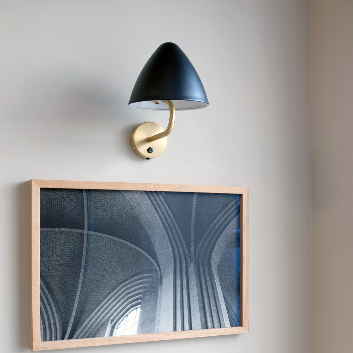 Oulu Ø20 Messing wandlamp Van Dyberg Larsen - De OULU wandlamp in het zwart met messing details voegt een moderne en verfijnde toets toe aan uw huis.