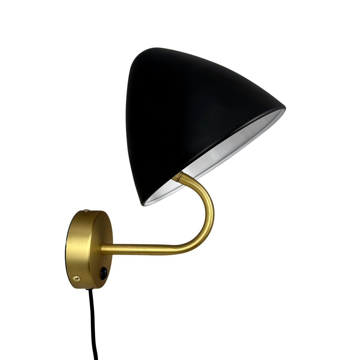 Oulu Ø20 Messing wandlamp Van Dyberg Larsen - De OULU wandlamp in het zwart met messing details voegt een moderne en verfijnde toets toe aan uw huis.