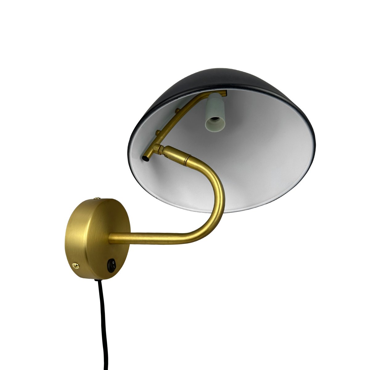 Oulu Ø20 Messing wandlamp Van Dyberg Larsen - De OULU wandlamp in het zwart met messing details voegt een moderne en verfijnde toets toe aan uw huis.