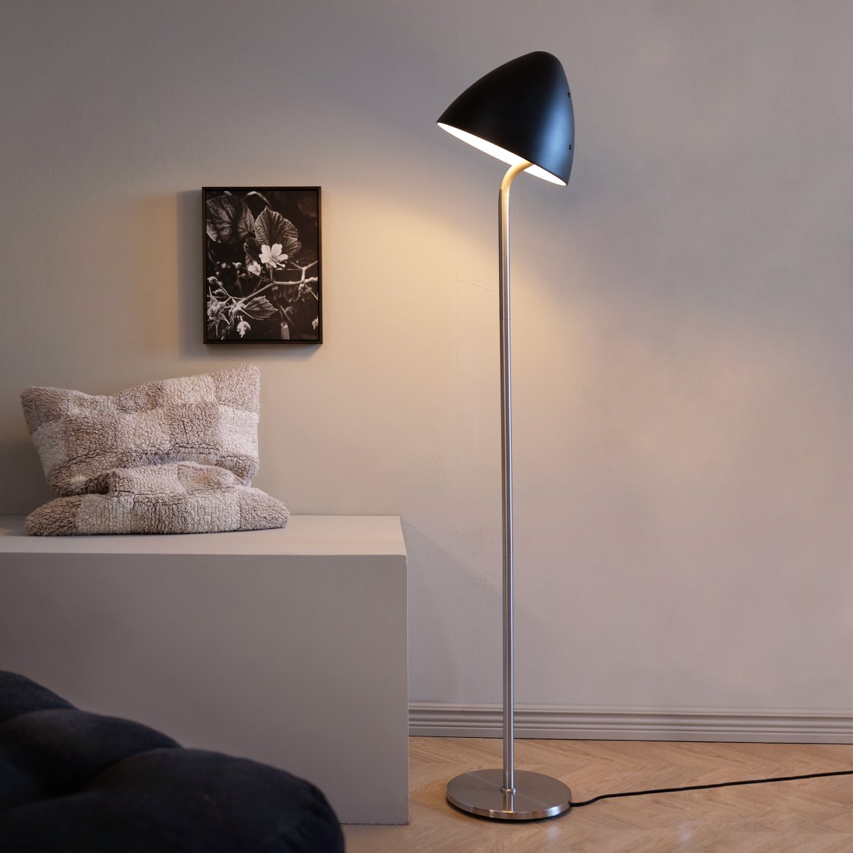 Oulu Geborsteld staal vloerlamp Van Dyberg Larsen - De OULU vloerlamp in het zwart met details van geborsteld staal voegt een moderne en verfijnde toets toe aan uw huis.