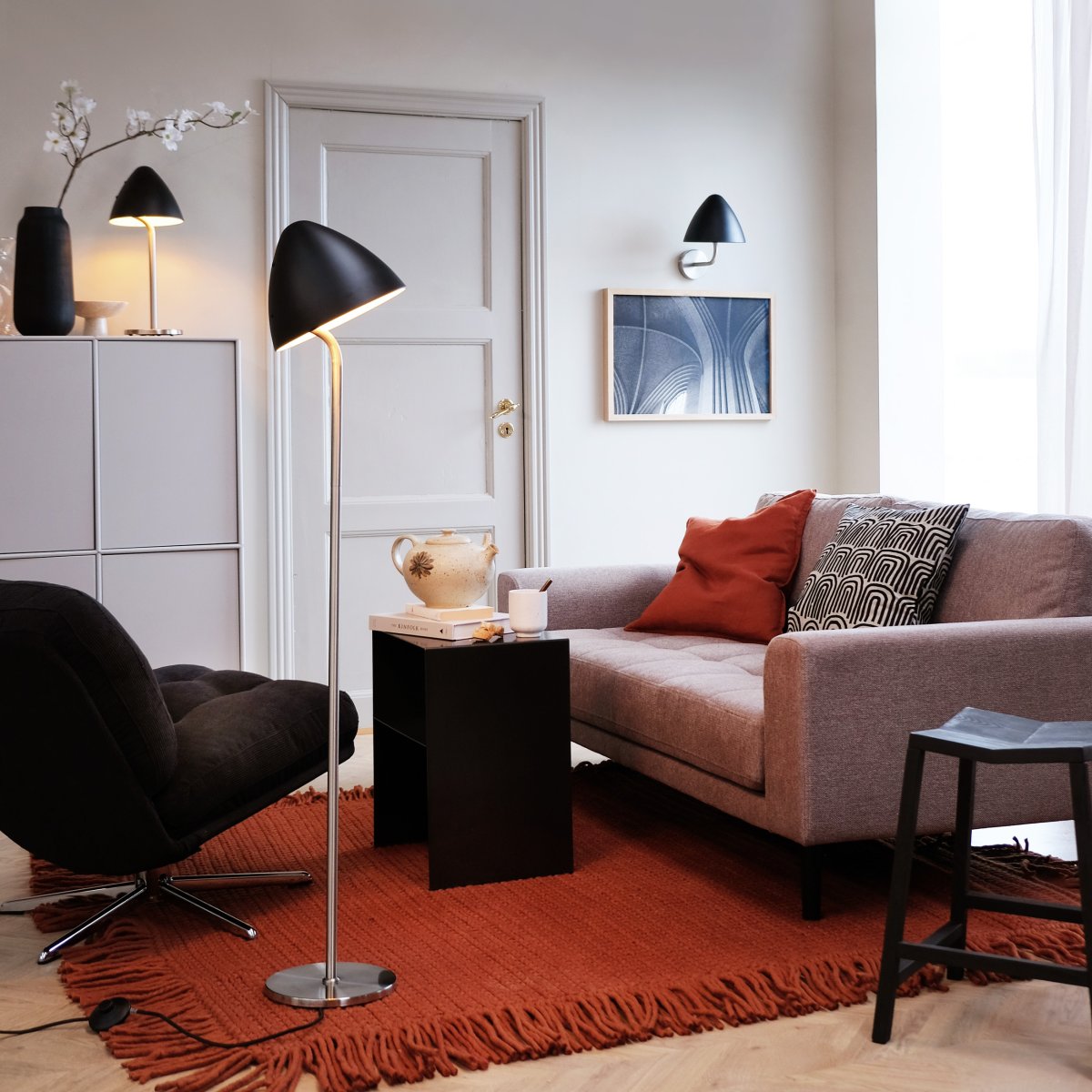 Oulu Geborsteld staal vloerlamp Van Dyberg Larsen - De OULU vloerlamp in het zwart met details van geborsteld staal voegt een moderne en verfijnde toets toe aan uw huis.