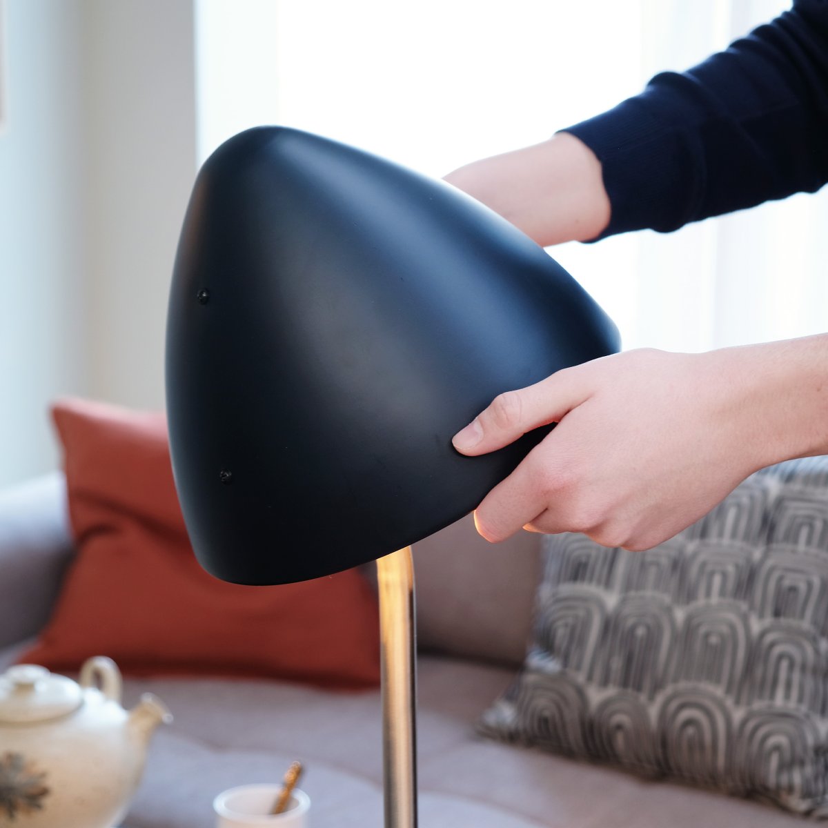 Oulu Geborsteld staal vloerlamp Van Dyberg Larsen - De OULU vloerlamp in het zwart met details van geborsteld staal voegt een moderne en verfijnde toets toe aan uw huis.