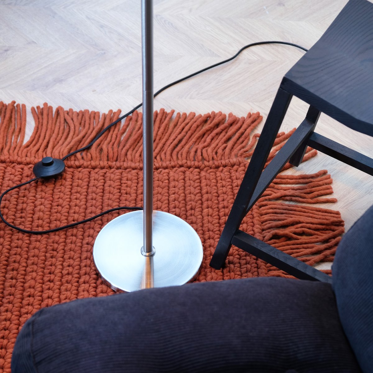 Oulu Geborsteld staal vloerlamp Van Dyberg Larsen - De OULU vloerlamp in het zwart met details van geborsteld staal voegt een moderne en verfijnde toets toe aan uw huis.