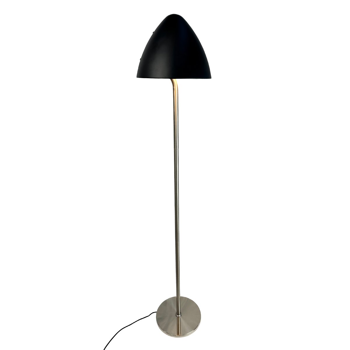 Oulu Geborsteld staal vloerlamp Van Dyberg Larsen - De OULU vloerlamp in het zwart met details van geborsteld staal voegt een moderne en verfijnde toets toe aan uw huis.