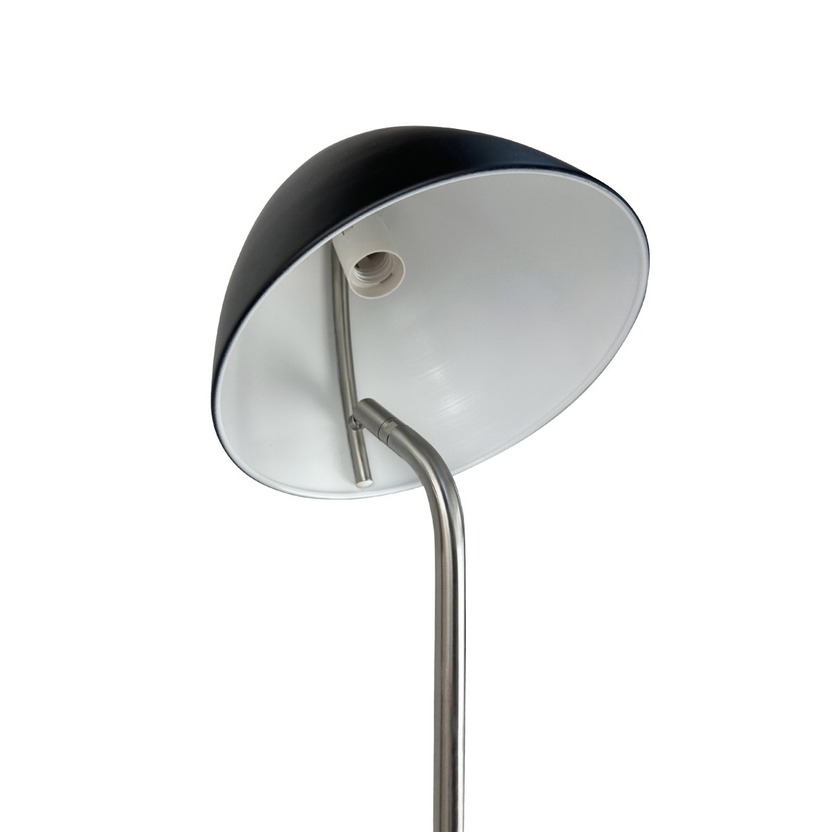 Oulu Geborsteld staal vloerlamp Van Dyberg Larsen - De OULU vloerlamp in het zwart met details van geborsteld staal voegt een moderne en verfijnde toets toe aan uw huis.