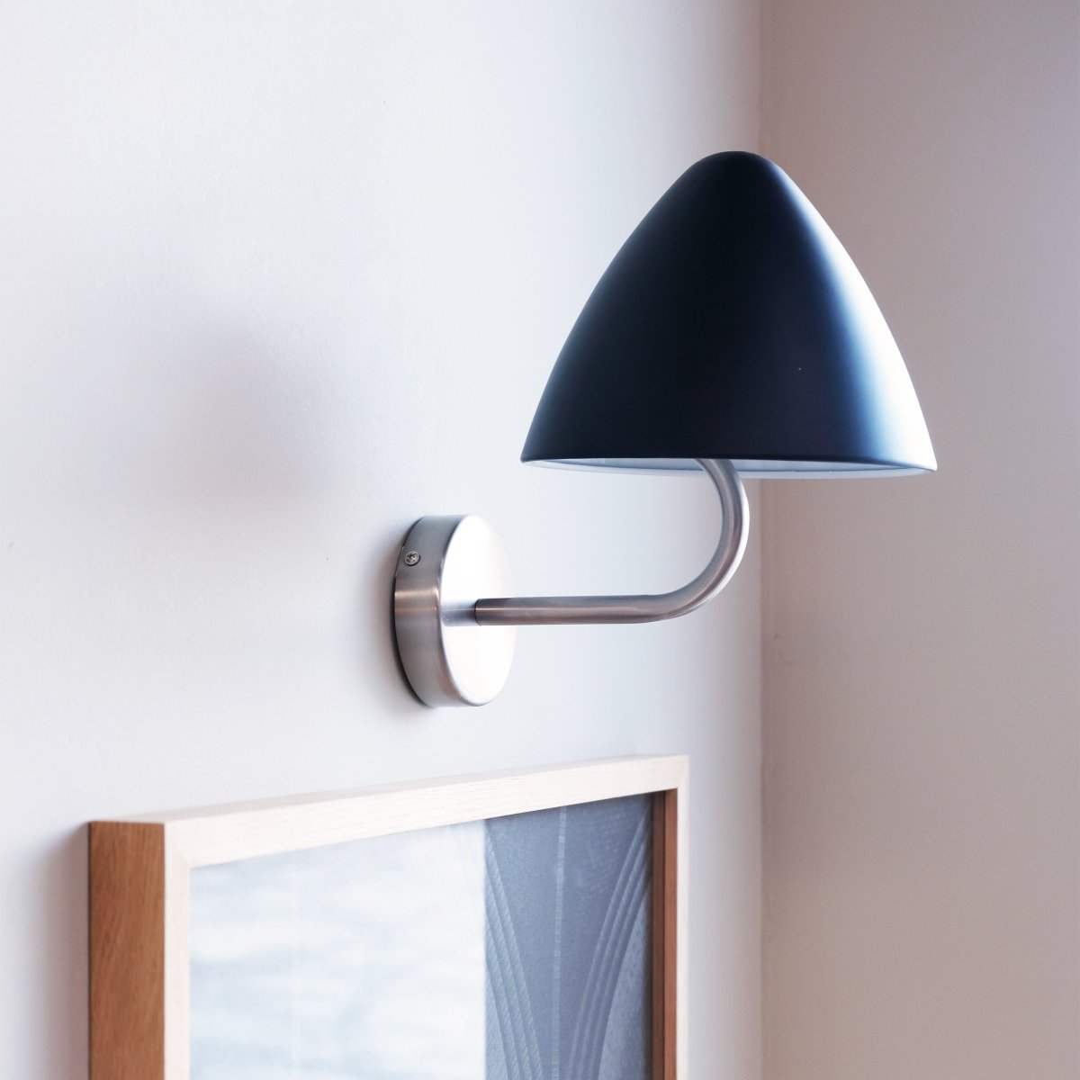 Oulu Ø20 Geborsteld staal wandlamp Van Dyberg Larsen - De OULU wandlamp in het zwart met details van geborsteld staal voegt een moderne en verfijnde toets toe aan uw huis.