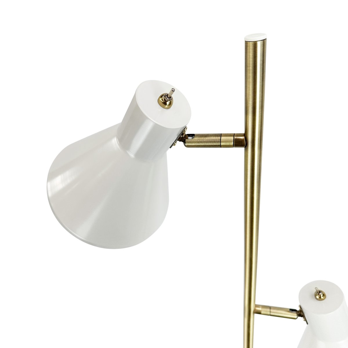 Sleep Glanzend wit vloerlamp Van Dyberg Larsen - De witte kleur geeft de lamp een moderne en strakke uitstraling die past bij verschillende interieurstijlen, terwijl de antieke messing details een elegante toets toevoegen.