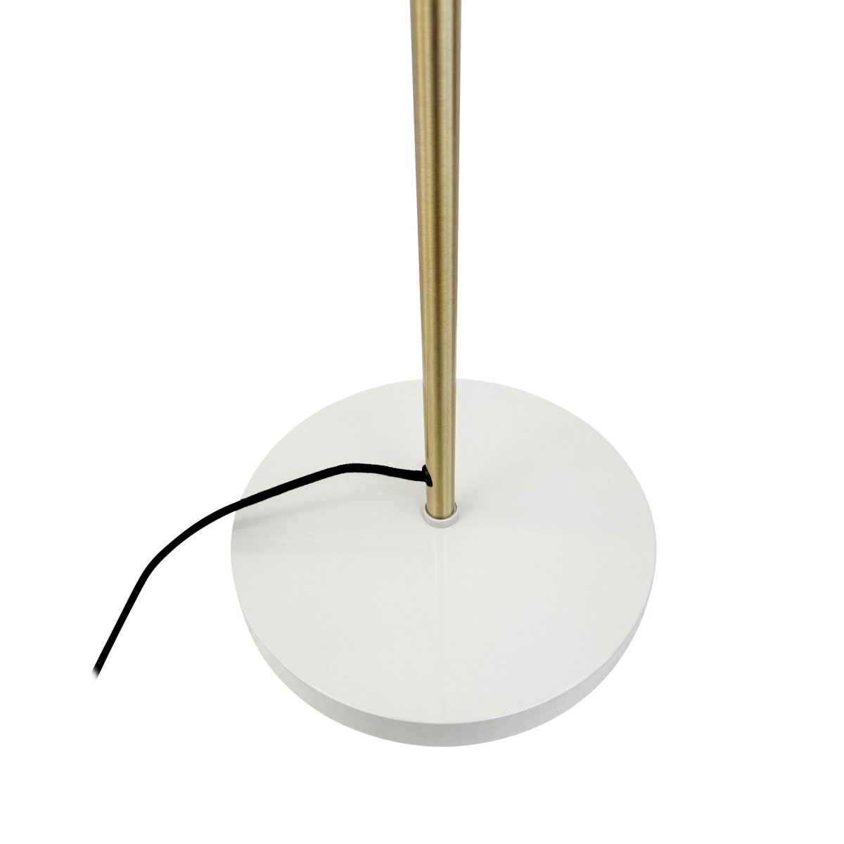 Sleep Glanzend wit vloerlamp Van Dyberg Larsen - De witte kleur geeft de lamp een moderne en strakke uitstraling die past bij verschillende interieurstijlen, terwijl de antieke messing details een elegante toets toevoegen.