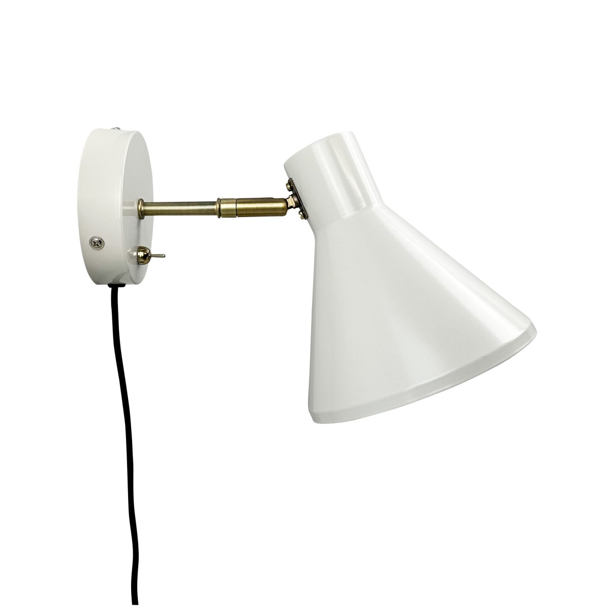 Sleep Glanzend wit leeslamp Van Dyberg Larsen - De witte kleur cre&euml;ert een schone en rustige sfeer, terwijl de antieke messing details een extra niveau van verfijning toevoegen.